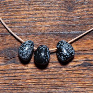 Schneeflockenobsidian Trommelstein gebohrt 20 mm