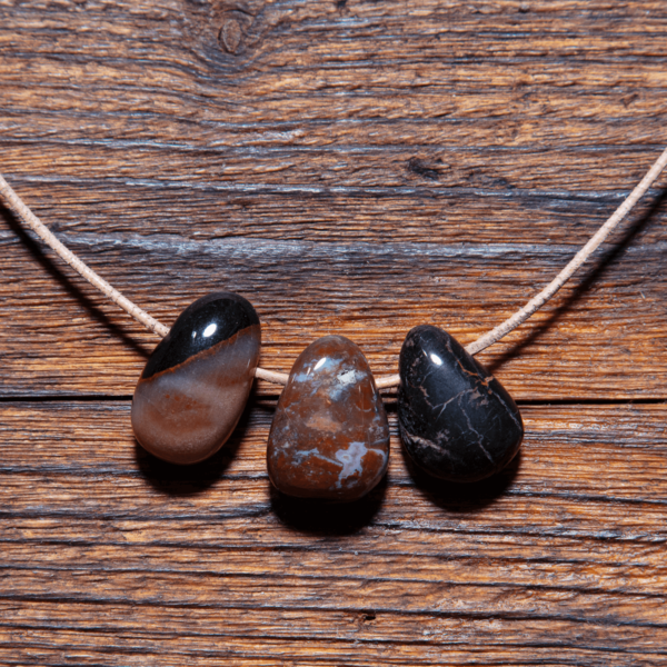 Sardonyx Trommelstein gebohrt 15-20 mm