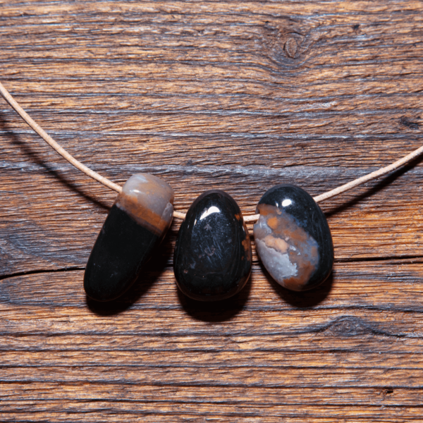 Sardonyx Trommelstein gebohrt 25-30 mm