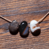 Sardonyx Trommelstein gebohrt 25-30 mm
