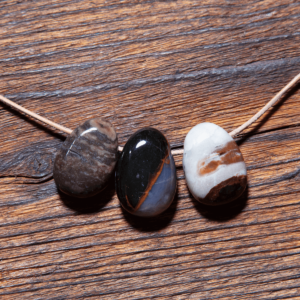 Sardonyx Trommelstein gebohrt 25-30 mm