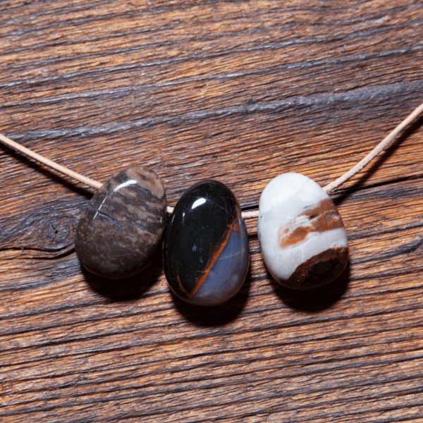 Sardonyx Trommelstein gebohrt 25-30 mm