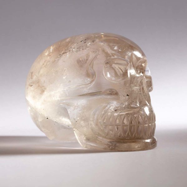 Totenkopf aus Bergkristall