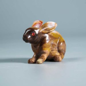 Hase aus versteinertem Holz
