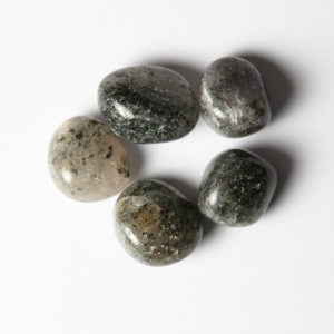 Bergkristall Diopsid und Granat Trommelstein 11-13 gramm, 20 x 20 mm